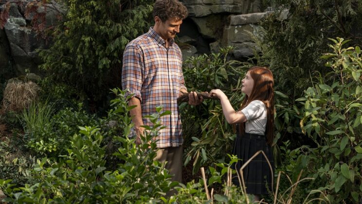 Тео Джеймс и Роуз Лесли от днес в HBO Max в „Жената на пътешественика във времето“