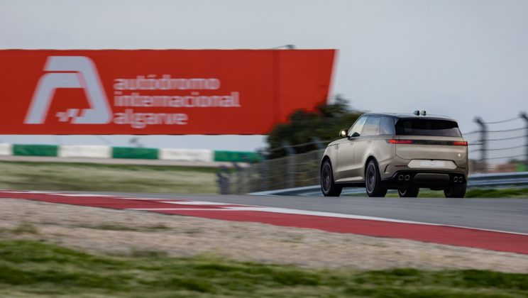 СПИРАЧНАТА ЕФЕКТИВНОСТ НА RANGE ROVER SPORT SV ЗАДАВА НОВИ СТАНДАРТИ