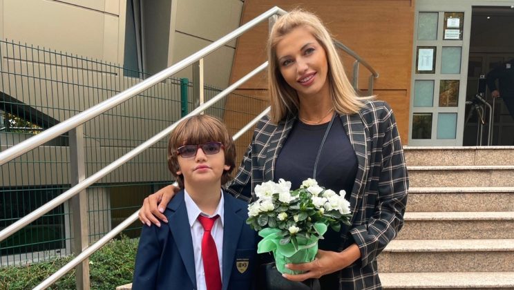 Мисис България Яна Средкова изпрати най-малкото си дете на училище