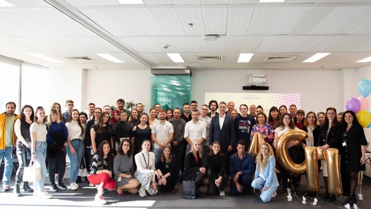 24 стажанти започват работа във Vivacom