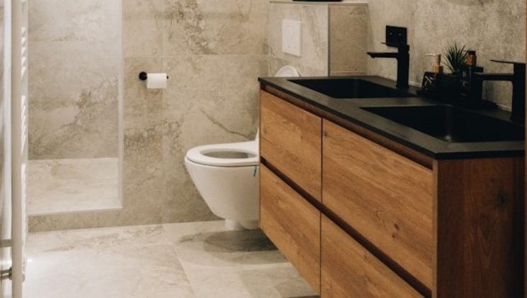 Как да обзаведем баня с естествени материали: дърво, камък и мрамор