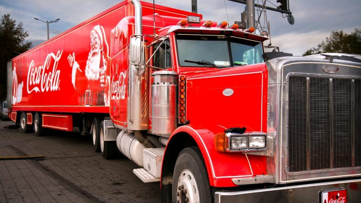 Камионът на добрината на Coca-Cola носия магията на Коледа в девет града в България
