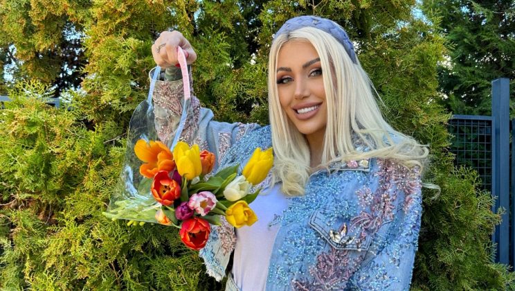 Джулиана Гани изненада жени в Пловдив с лалета за 8 март