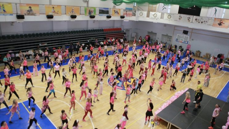 Над 1000 души от цяла България танцуваха в подкрепа на борбата с рака на гърдата на Party in Pink™ Zumbathon® 2025