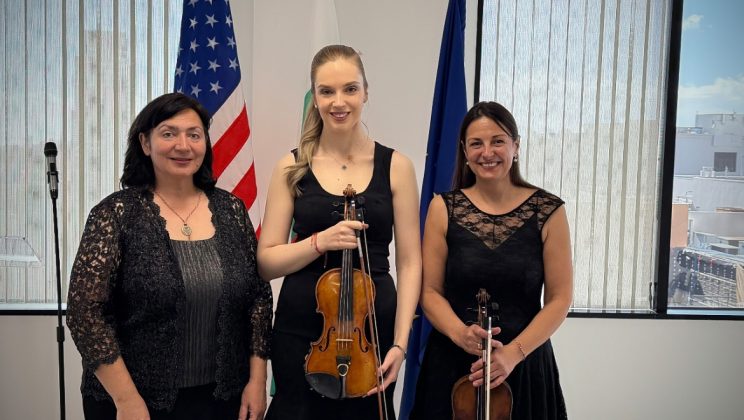 Цигуларката Зорница Иларионова получава безценен инструмент Enrico Ceruti от 1875 година