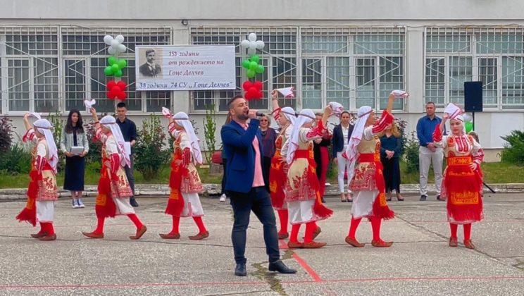 Валентин Велчев пя на патронния празник на училище „Гоце Делчев“