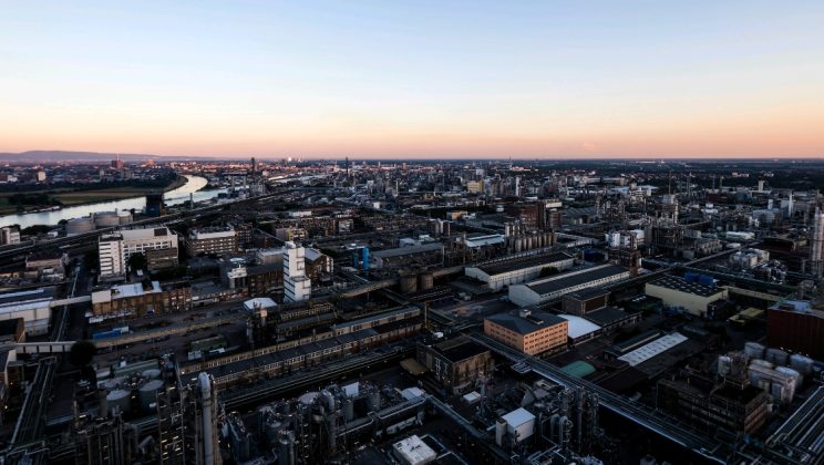 BASF инвестира в нов завод за сярна киселина за полупроводници в Лудвигсхафен