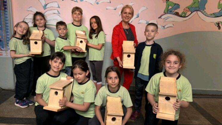 Русенски ученици изработват цветни къщички за птици