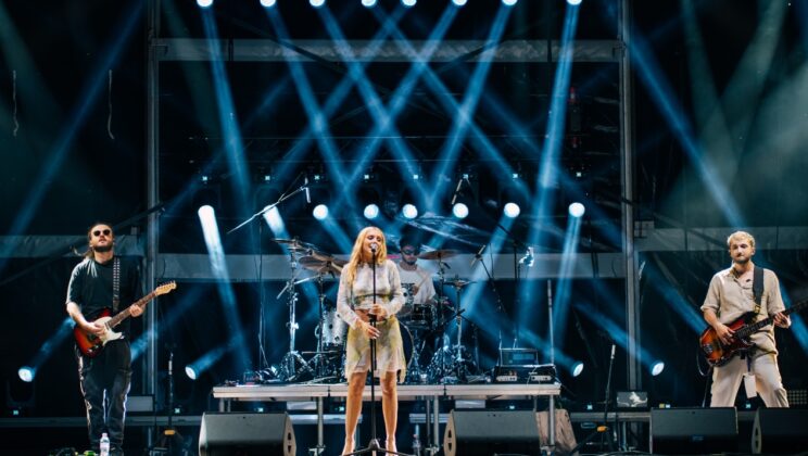 Френски чар и световна енергия на сцената на Франкофоли