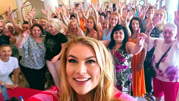 Живот в чужда роля: Как Стояна Нацева помага на хиляди да открият истинското си място