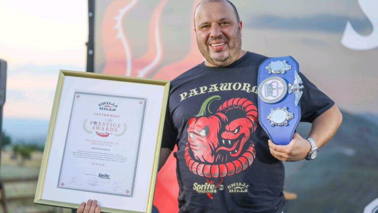 Българин постави Световен Рекорд с най-лютата чушка в света Carolina Reaper﻿Николай Филипов счупи световния рекорд, побеждавайки досегашния шампион Mike Jack