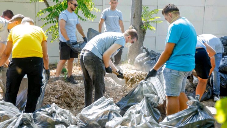 70 доброволци от Лятната стажантска програма на Vivacom облагородиха Софийския зоопарк