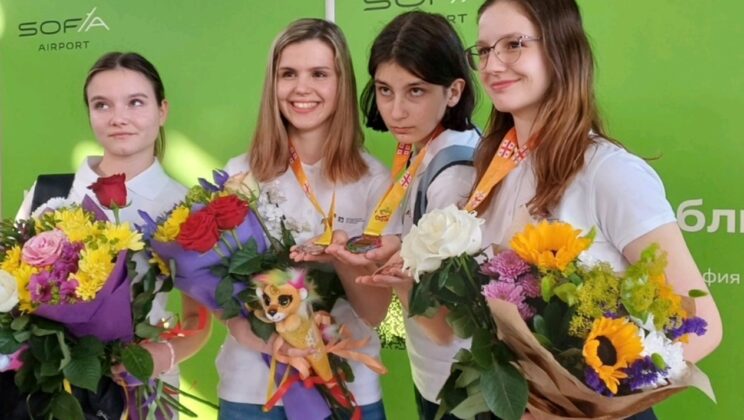 Математичка от Пловдив събра над 4.5 кг медали от състезания