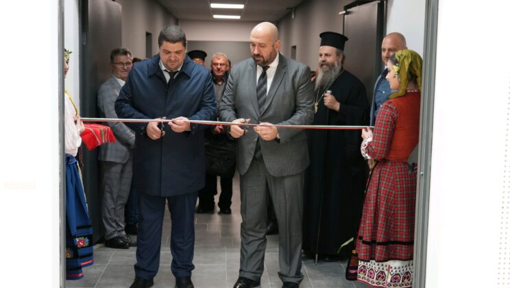 С тържествен водосвет бе открит новият хореографски комплекс в ЮЗУ „Неофит Рилски“