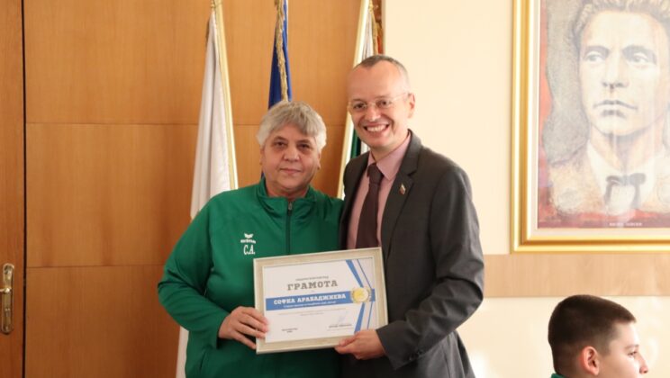 Кметът Методи Байкушев награди шампионите по хандбал от ХК „Интер“ – Благоевград