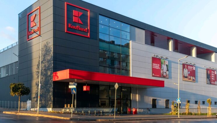 Kaufland подкрепя младежката благотворителна инициатива за събиране на хранителни продукти „Купи и дари“