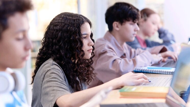 Безплатни уроци за фалшивите новини показват на гимназистите как да разпознават манипулативно съдържание онлайн