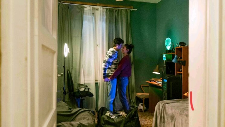 ТОДОР КОЦЕВ СПИ НА ПАЛАТКА ПРЕДИ СНИМКИТЕ НА “MADE IN EU”