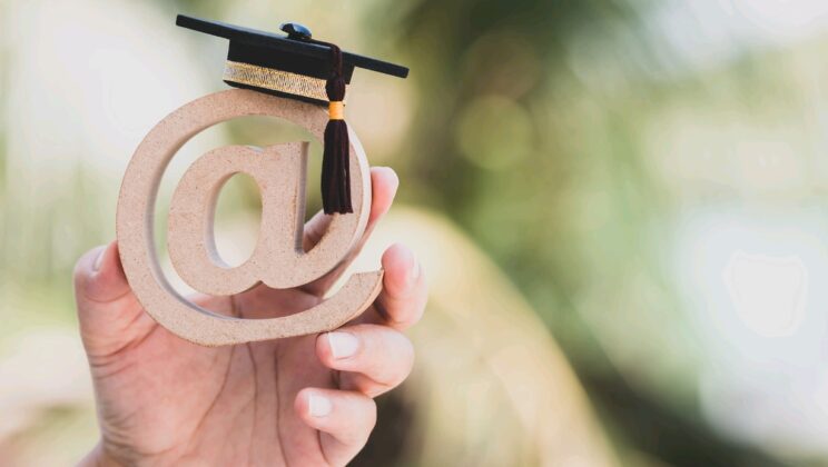 Едва 10% от хората с основно образование ползват онлайн банкиране