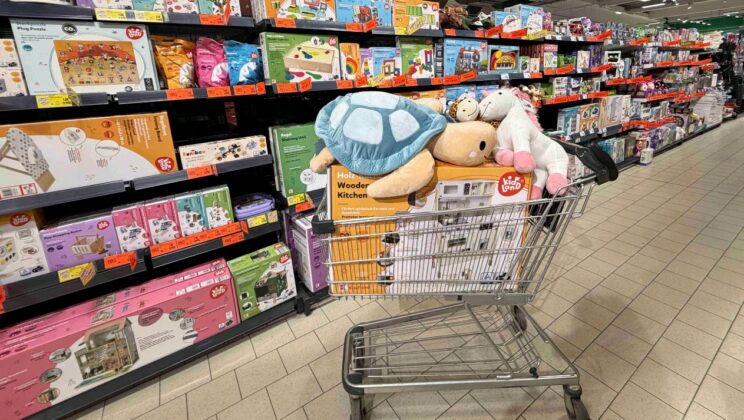 Kaufland изпълнява всички детски желания от списъка към Дядо Коледа