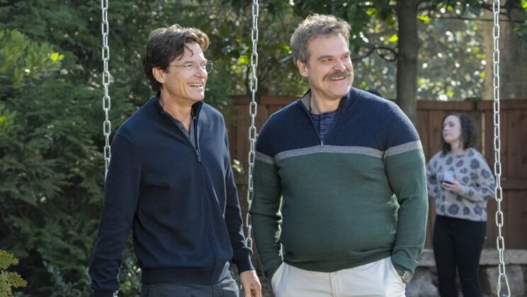 Лимитираният HBO Original сериал  “Любов в повече в Сейнт Луис”, създаден от Стивън Конрад, дебютира на 2 март в HBO Max. По един нов епизод ще бъде наличен всеки понеделник в стрийминг платформата до финала на 13 април. ТРЕЙЛЪР

“Любов в повече в Сейнт Луис” разказва за любовен триъгълник между трима възрастни, преживяващи криза на средната възраст, който завършва със смъртта на един от тях.

В сериала участват Джейсън Бейтман, Дейвид Харбър, Линда Карделини, Ричард Дженкинс, Джой Съндей, Арлан Ръф, Питър Сарсгард и Крис Перфети.

“Любов в повече в Сейнт Луис” е написан и режисиран от шоурънъра Стивън Конрад. Изпълнителни продуценти са Стивън Конрад, Джейсън Бейтман и Дейвид Харбър; Тод Блек, Джейсън Блументал и Стив Тиш за Escape Artists; Моли Алън, Брус Терис, Майкъл Нелсън; Майкъл Костиган за Aggregate Films на Бейтман; Кей Си Уенсън за Bravo Axolotl; Дженифър Шер за Elephant Pictures; Джеймс Ласдън и MGM Television.

Лимитираният HBO Original сериал от седем епизода “Любов в повече в Сейнт Луис” дебютира на 2 март в стрийминг платформата HBO Max.