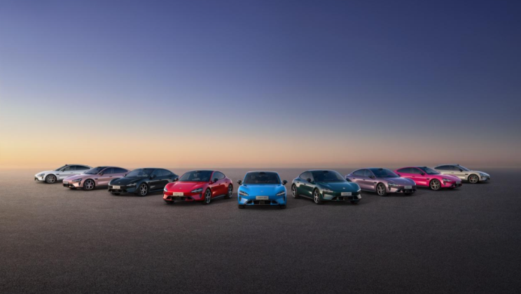 Xiaomi официално представи новото поколение Xiaomi SU7. Създаден като „автомобилът на шофьора от бъдещето“, изцяло електрическият седан се предлага в три версии в Китай — Standard, Pro и Max със значителни подобрения в областта на безопасността, прецизната динамика на управление, взаимодействието и свързаността, както и премиум качеството, новото поколение Xiaomi SU7 предлага по-добър дизайн, по-добро шофиране, по-интелигентни технологии и по-високо ниво на безопасност — автомобил мечта, към който си заслужава да се стремиш.     Емблематична идентичност на ново ниво с фокус върху шофьора и семейството     Като истински луксозен седан в C-сегмента, новото поколение Xiaomi SU7 запазва характерните размери на първото поколение: 5 метра дължина, 2 метра широчина и 3-метрово междуосие. След две години усъвършенстване, емблематични елементи като предните капковидни фарове и задните фарове тип “ореол” се завръщат, затвърждавайки идентичността на новото поколение като част от семейството Xiaomi SU7 и категорично утвърждавайки разпознаваемия дизайнерски облик на Xiaomi в автомобилния свят.  Основните външни подобрения при новото поколение са фокусирани върху цветовете и фините детайли в изработката, които придават още по-луксозно излъчване, като същевременно предлагат по-богати възможности за персонализация.  Новото поколение Xiaomi SU7 остава налично в богата палитра от девет екстериорни цвята. Завръщат се четири от най-популярните покрития на първото поколение — Mineral Gray, Pearl White, Brilliant Magenta и Radiant Purple, както и два популярни цвята от други модели на Xiaomi: Obsidian Black от Xiaomi SU7 Ultra и Dawn Pink от Xiaomi YU7. Към тях се присъединяват три изцяло нови цвята: Coastal Blue, Blazing Red и Viridian Green.  Coastal Blue е свеж, изчистен и  премиум нюанс на синьото, създаден с помощта на сини алуминиеви частици и нано пигменти.  Blazing Red е смел и експресивен цвят — първото истинско червено за Xiaomi SU7, което оживява като огненото сияние на изгрева, с уникален блясък, променящ се според светлината, за да придаде на червеното ярко, триизмерно и енергично усещане.     С по-дълбок тон и луксозно излъчване, Viridian Green е обогатен с естествени перлени частици от малахит и черна базова основа с бамбуков въглен, създавайки плавен преход от тъмнозелено към синьо-зелено в зависимост от ъгъла на наблюдение — израз на спокойна, ненатрапчива форма на лукс.     Освен новите цветове, най-видимото обновление при новото поколение Xiaomi SU7 е изцяло новият дизайн на решетката над предната броня. По-чист и по-спортен, новият дизайн включва по-голяма C-образна декоративна рамка и по-широки въздуховоди за охлаждане на спирачките, а 4D милиметровият радар вече е интегриран в самата решетка, което подобрява както аеродинамиката, така и възможностите за интелигентно възприятие на средата.        Интериорният дизайн претърпява значително подобрение, за да се постигне по-висока степен на изтънченост и комфорт  Луксозният интериор се предлага в четири цветови варианта — класическите Twilight Red и Mist Purple, както и изцяло новите Midnight Black и Cream Beige.     Детайлите в интериора също са значително усъвършенствани. При централната конзола е въведена изцяло нова симетрична архитектура, която подобрява видимостта и удобството при работа както за шофьора, така и за пътника отпред. По отношение на материалите, почти 100% от всички тактилни повърхности са облицовани с меки на допир покрития, докато воланът е завършен с кожа Nappa и акцентиран с хромирани елементи за още по-високо усещане за лукс. Бутоните с високогланцово електропокритие и „бижутен“ ефект допълнително подобряват както усещането при допир, така и визуалната изисканост. Луксозни капитонирани елементи са приложени върху панелите на вратите и седалките, допълнени от метални табелки и метални решетки на говорителите за още по-фин израз на майсторството в изработката.  По отношение на осветлението, обгръщащото амбиентно осветление е с дължина 3 636 мм, което го прави най-дългото в този клас. То се простира от централната конзола до задния ред седалки и вече оформя цялостна светлинна лента, обгръщаща кокпита. Самата осветителна система също е надградена до трислойна конфигурация, включваща пряко и непряко осветление: пряката светлина подчертава контурите на салона, а непряката създава потапяща атмосфера. Системата поддържа разделно настройване на горна и долна цветова зона, синхронизация в реално време с музика и режими на шофиране, както и функция за предупреждение при отворена врата. Резултатът е комбинация от персонално изживяване, практичност и премиум усещане.           Xiaomi Smart Chassis 2.0: цялостни подобрения в основните електрически системи за прецизно, уверено управление и до 902 км максимален пробег     Новото поколение Xiaomi SU7 надгражда представянето с цялостни подобрения по цялата силова линия.  В основата на тази впечатляваща динамика, цялата гама е оборудвана с Xiaomi HyperEngine V6s Plus. С максимална скорост на въртене от 22 000 об./мин., той позволява ускорение от 0 до 100 км/ч за едва 3,08 секунди и максимална скорост до 265 км/ч, което бележи сериозен пробив при високопроизводителните електрически задвижвания.  Пробегът също е водещ в класа си, благодарение на CTB (Cell-to-Body) интегрираната технология на батерията в цялата серия, с обемна енергийна плътност на батерийния пакет до 83,9%, което увеличава капацитета без увеличаване на габаритите. Това позволява 720 км CLTC за Standard, 902 км CLTC за Pro и 835 км CLTC за Max. Допълнителните подобрения в енергийната ефективност идват от усъвършенстваното управление на енергийния поток, което повишава ефективността на трансфера на енергия от батерията към колелата до 94%, при комбиниран разход от едва 11,7 kWh/100 км.  Ултра-бързото зареждане също е надградено, като предлага до 670 км CLTC пробег за 15 минути и зареждане от 10% до 80% SoC за едва 12 минути с пикова скорост на зареждане 5.2C.  Xiaomi Smart Chassis 2.0 постига сериозен скок в хардуера, софтуера и интелигентността  Новото поколение Xiaomi SU7 продължава ангажимента на Xiaomi да задава стандарта в своя клас, като представя изцяло новото Xiaomi Smart Chassis 2.0 — с постижения в хардуера, софтуера, функциите и реалното усещане по време на шофиране.  Предлагайки една от най-добрите конфигурации в ценовия си сегмент, Xiaomi Smart Chassis 2.0 разполага с предно окачване с двойни носачи и независимо задно окачване с пет рамена при всички модели. Шасито автоматично разпознава състоянието на пътя и активно регулира системата от затворени двукамерни въздушни амортисьори и системата за непрекъснато управление на амортисьорите (CDC®), за да абсорбира ударите и да увеличи амортизацията, като по този начин стабилизира каросерията и осигурява значително подобрение на комфорта при шофиране. Системата поддържа и променливо регулиране на окачването с памет за местоположение, която автоматично повдига и спуска окачването въз основа на GPS местоположението за по-добро шофиране при променящ се терен.  Xiaomi Smart Chassis 2.0 предлага и три режима на окачването — Comfort, Sport и Sport+ — с независимо регулируема твърдост за мигновена адаптация към пътните условия. Многорежимната настройка разширява работния диапазон на шасито, така че автомобилът да предлага едновременно динамично представяне и ежедневен комфорт. Височината на окачването също е регулируема в четири нива, от -20 мм до +30 мм (общ диапазон от 50 мм), което позволява по-добър свободен ход върху лоши настилки и по-добра аеродинамика с по-ниско съпротивление при движение по равен път.  От софтуерна гледна точка, новото поколение Xiaomi SU7 подобрява и поведението на управлението чрез прецизна настройка на системата. Намаленото триене в кормилната система осигурява по-плавно усещане, а предавателното съотношение на волана от 12,5:1 — по-ниско от типичните 15:1 при семейните автомобили — гарантира по-бърза и по-директна реакция. С диаметър на завой от 11,4 м, моделът надминава средното за сегмента от 12 м, което позволява по-лесни обратни завои и маневри в градска среда. Дори по-сложни маневри могат да бъдат изпълнени в едно плавно движение, с висока точност и контрол.  Подобрената спирачна система вече включва четирибутални фиксирани предни спирачни апарати за цялата гама, като при версията Max поддържа стабилно представяне дори след 40 последователни спирания от 100 до 0 км/ч без загуба на ефективност. Версиите Standard и Pro получават увеличени NAO спирачни накладки с 30% по-голяма контактна площ, което допринася за по-тиха работа, по-добър комфорт и по-плавно спиране. Версията Max използва low-metallic спирачни накладки, които осигуряват по-висока устойчивост на високи температури, по-добра издръжливост и по-постоянно спирачно поведение при динамично шофиране. Усещането в педала на спирачката и при трите версии е настроено по модела на Xiaomi SU7 Ultra, с акцент върху по-бърза реакция и по-висока прецизност при дозиране на спирачната сила. В комбинация с 265 мм широки задни гуми за цялата серия, автомобилът предлага значително подобрени сцепление и стабилност.     Нов стандарт за безопасност за увереност при всяко пътуване     Продължавайки безкомпромисния ангажимент на Xiaomi към безопасността, новото поколение Xiaomi SU7 е разработено по най-високите индустриални стандарти, като надхвърля оценките както на C-NCAP, така и на C-IASI, и преминава пълноценни crash тестове във всички сценарии и за всички места в автомобила, включително с използване на женски crash test манекени.        Патентованата от Xiaomi 2 200 MPa ултрависокоякостна стомана, заедно с алуминиевата сплав, формират 90,3% от структурата на каросерията в цялата гама, което значително подобрява структурната безопасност, а ключови конструктивни подобрения допълнително повишават защитата. Чрез технология за горещо газово формоване, високоякостната стомана е оформена в нова интегрирана защитна клетка, простираща се от A-колоната до C-колоната. При якост от 2 200 MPa, материалът предлага с 40% по-висока устойчивост на опън в сравнение с 1 500 MPa стомани, осигурявайки по-добра устойчивост на деформации при екстремни ситуации като underride удари и преобръщане. Отстрани, новодобавените 2 200 MPa ултрависокоякостни странични греди във вратите увеличават товароносимостта с над 28% спрямо 1 500 MPa материали, като ефективно намаляват навлизането в купето при страничен удар и подобряват защитата на пътниците.  Безопасността на пътниците на задните седалки също е значително надградена, като цялата серия стандартно разполага с 9 въздушни възглавници за по-добра защита  при страничен удар и по-широко покритие при различни типове инциденти.  Освен това, цялата серия разполага с интегриран механичен кабелен механизъм за дръжките на вратите и специално резервно захранване, напълно съответстващи на предстоящите китайски национални стандарти за безопасност от 2027 г. Дори в екстремни случаи, при които 12V батерията е прекъсната след сблъсък, вратите могат да бъдат отключени и от двете страни, което позволява на пътниците да напуснат автомобила безопасно.     Цялостна защита на батерията, проектирана за всяко пътуване     Благодарение на водещата в света технология на Xiaomi за разработка и производство на акумулаторни батерии, новото поколение Xiaomi SU7 се отличава с подобрена конструктивна безопасност, като акумулаторната батерия е напълно физически защитена отгоре, отстрани и отдолу, за да се гарантира конструктивната цялост при екстремни удари и сложни пътни условия.  Всички модели са оборудвани със стандартни 1500 MPa устойчиви на надраскване напречни греди и „бронебойно покритие“ на Xiaomi SU7 Ultra, което осигурява подобрена устойчивост на абразия и пробиване и значително подобрява безопасността при сложни терени.  Батерийната система отговаря и на най-високите стандарти в индустрията за термично управление, гарантирайки, че няма проникване, пожар или експлозия, дори ако една единствена клетка претърпи термичен разпад при пълно зареждане.  Освен това цялата гама е оборудвана с батерийна система с рейтинг ASIL-D, която може да извърши аварийно прекъсване на захранването в рамките на 4 ms, подкрепена от 24-часова система за мониторинг от автомобил към облак за непрекъснати предупреждения за безопасност.  За да се гарантира допълнителна безопасност, батерията е преминала някои от най-строгите тестове за безопасност, като е надминала изискванията на националните стандарти в 96% от всички 1231 тестови пункта.  Сред двадесет и четирите теста, определени от най-новите китайски национални стандарти, новото поколение Xiaomi SU7 отговаря на критериите за валидиране, значително надхвърлящи регулаторните изисквания, в единадесет теста.