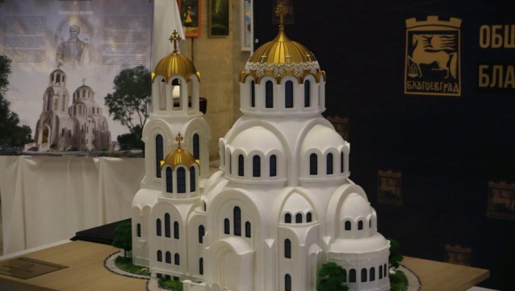 Проектът за изграждане на храм „Св. вмчк Мина“ в Благоевград бе представен днес, кметът Методи Байкушев връчи официално разрешението за строеж